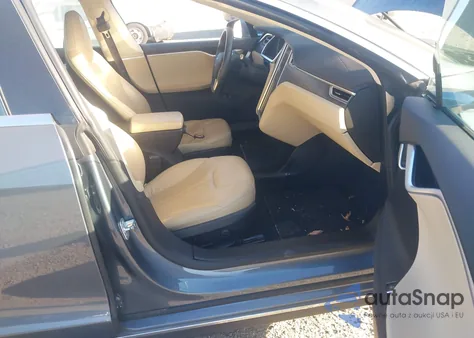 2013 Tesla Model S z USA, uszkodzony, nr VIN 5YJSA1CN7DFP15593